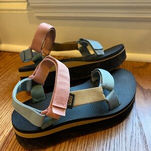 Teva Women’s Flatform Universal Sandal, size 7